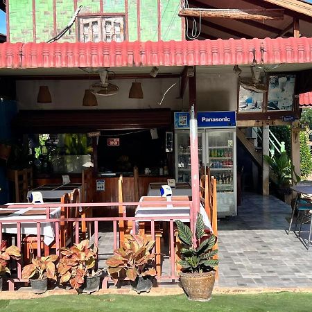 Somphamit Guesthouse Ban Khon Esterno foto