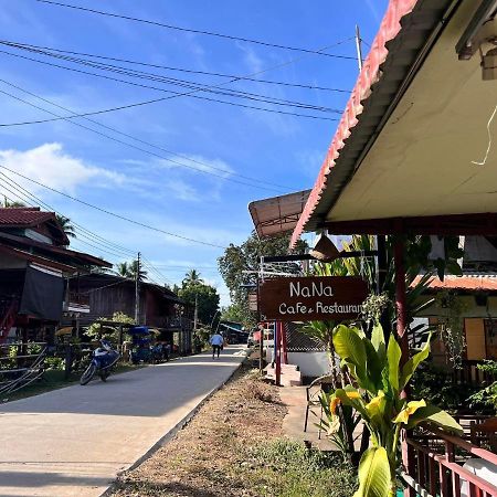 Somphamit Guesthouse Ban Khon Esterno foto