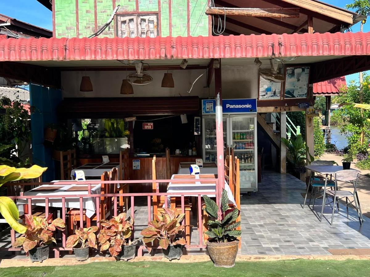 Somphamit Guesthouse Ban Khon Esterno foto