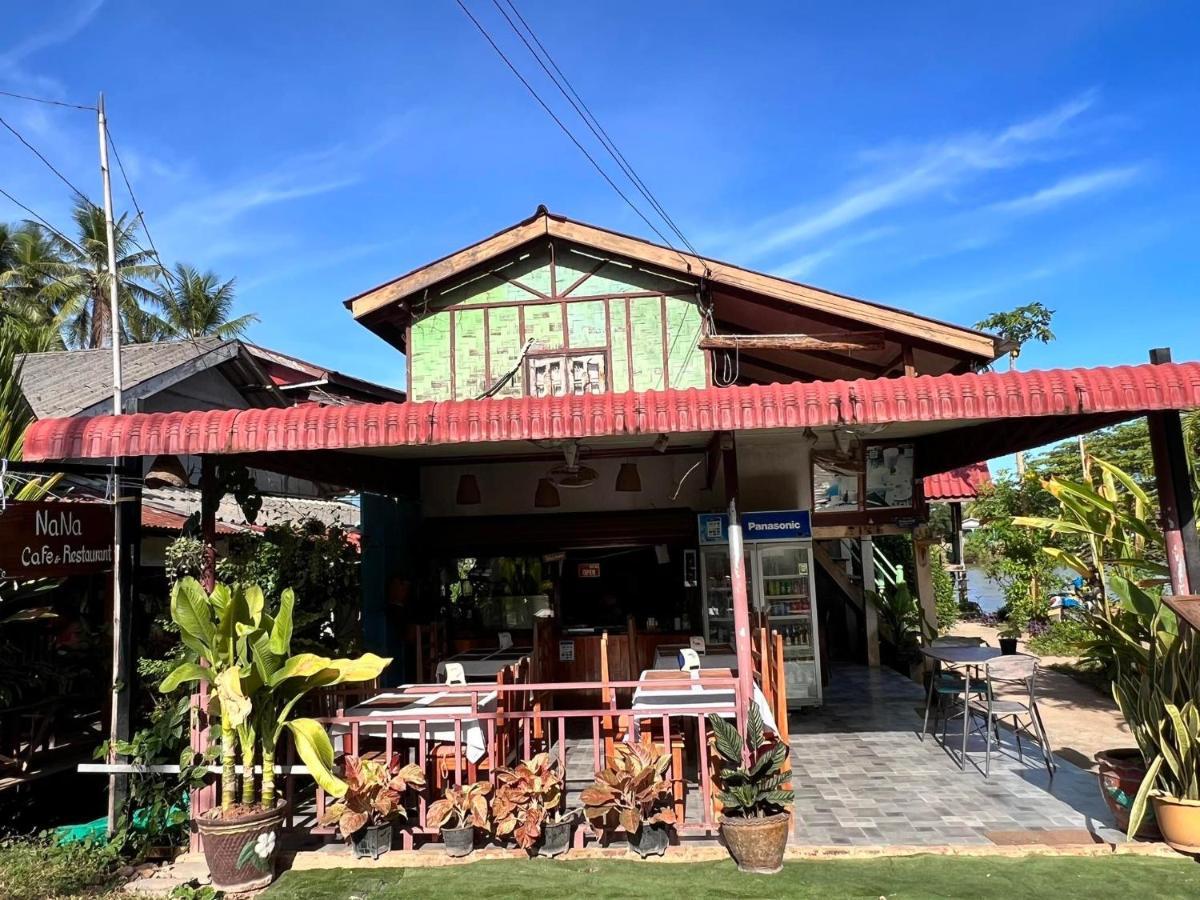 Somphamit Guesthouse Ban Khon Esterno foto