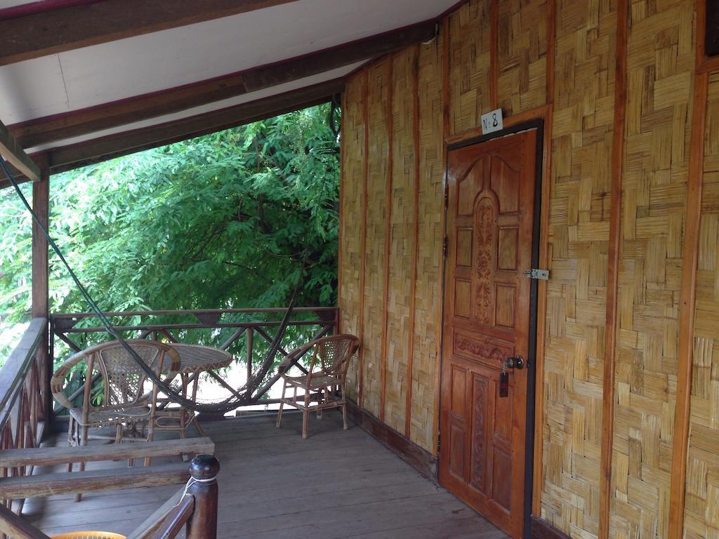 Somphamit Guesthouse Ban Khon Esterno foto