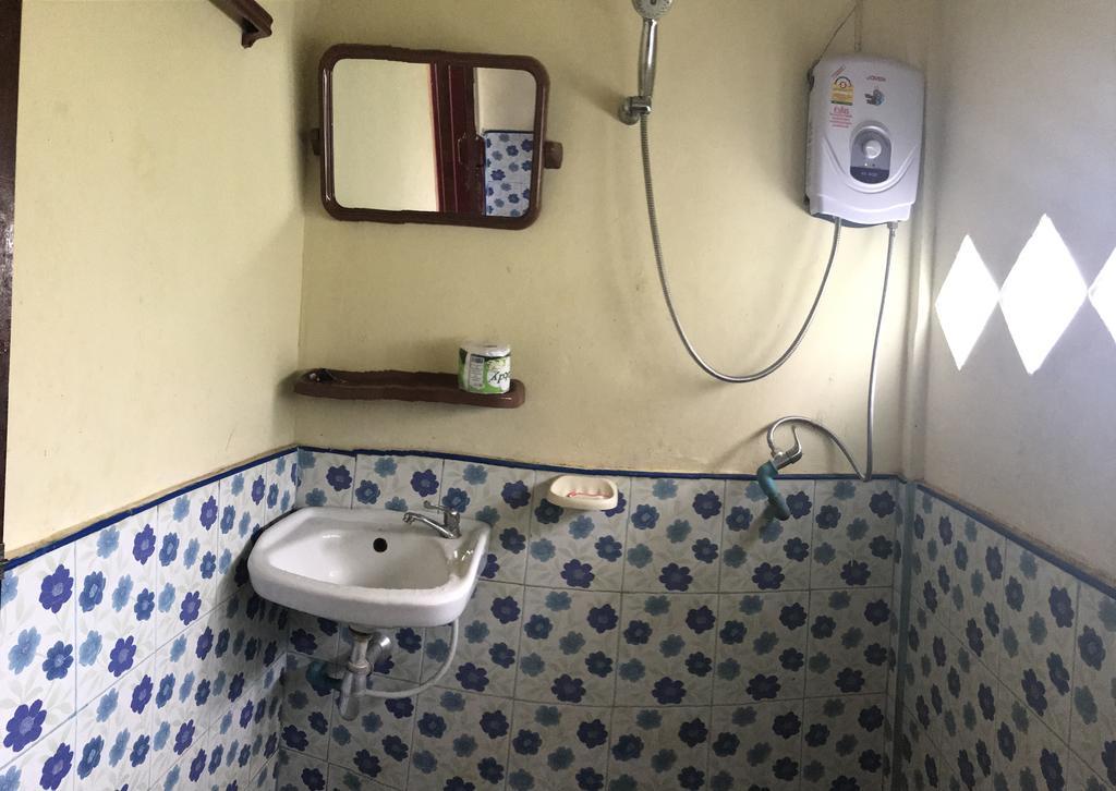 Somphamit Guesthouse Ban Khon Esterno foto
