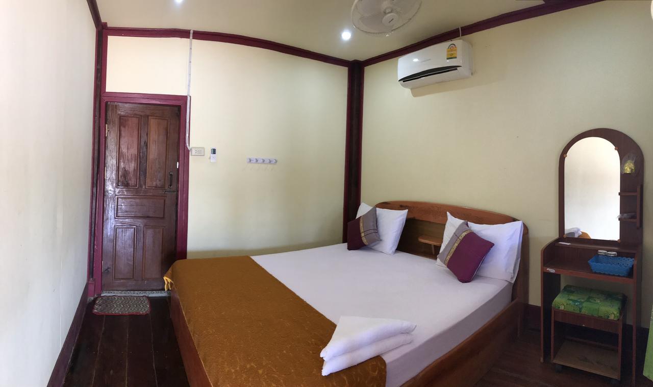 Somphamit Guesthouse Ban Khon Esterno foto